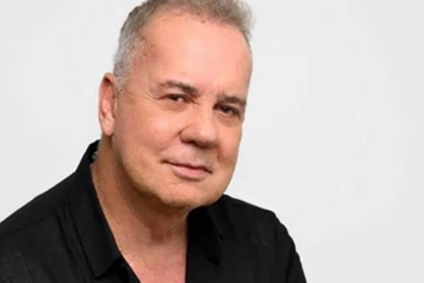 Foto colorida ator Luiz Fernando Guimarães usando camisa preta - Metrópoles
