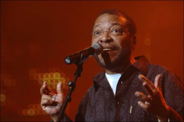 cantor negro brasileiro cantando em festival
