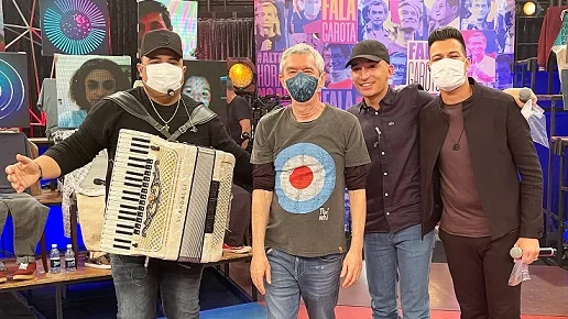João Gomes, Tarcisio do Acordeon e Vitor Fernandes com Serginho Groisman no Altas Horas
