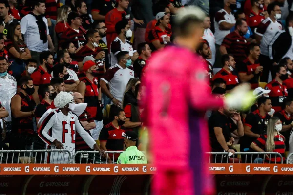 Secretário de Saúde minimiza quebras de protocolo em jogo do Flamengo