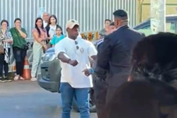 foto colorida de homem com mão em riste após soco