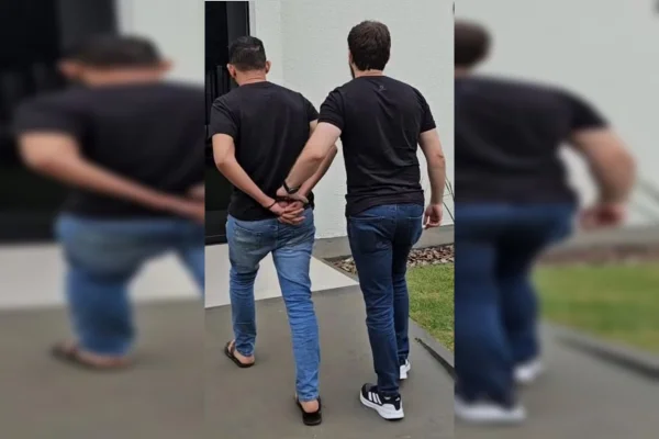 Motorista de app tenta estuprar adolescente dentro de carro