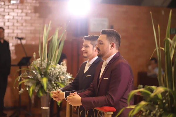 Caio e Philipe se casam na comunidade anglicana