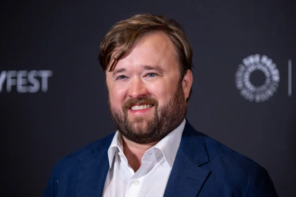 Haley Joel Osment comparece ao evento "Poker Face" do PaleyFest LA 2025, no Dolby Theatre, em 29 de março de 2025