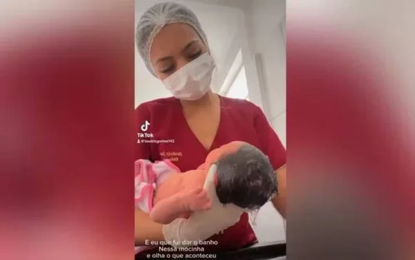 imagem colorida bebe dorme durante primeiro banho goias