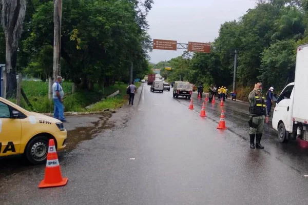 Imagem colorida, homem morre e outro fica ferido após carro furar a blitz- Metrópoles