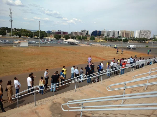 Torcedor fica mais de 2 horas em fila para ingressos de jogo do Fla