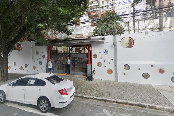 Imagem colorida do Colégio São Domingos. Metrópoles