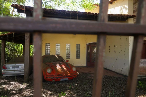 Porsche em garagem castigada pelo tempo