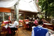 A varanda é procurada para os brunchs A varanda é procurada para os brunchs