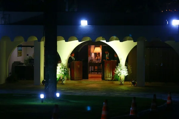 A casa de Cunha caiu, mas a de Renan continua. E com festa