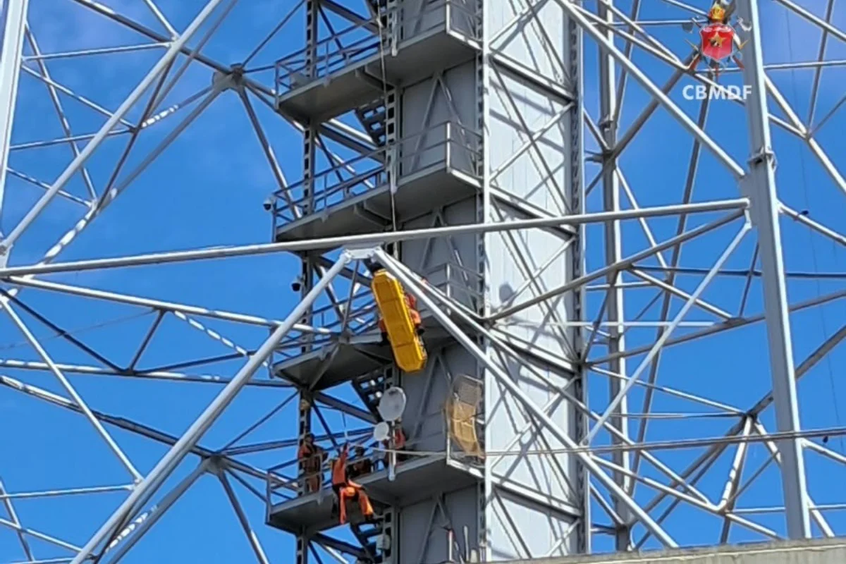 Bombeiros fazem treinamento de resgate em altura na Torre de TV - imagem 3 Bombeiros fazem treinamento de resgate em altura na Torre de TV - imagem 3
