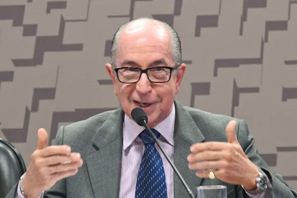 Imagem colorida mostra Marcos Cintra, um homem idoso, careca, de óculos, usando terno cinza, camisa branca e gravata azul - Metrópoles