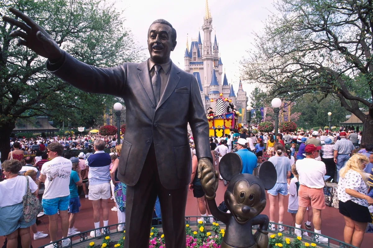 Estátua de Walt Disney e o personagem Mickey Mouse Estátua de Walt Disney e o personagem Mickey Mouse