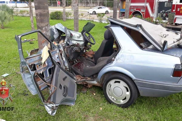 Motorista de 45 anos morre após bater carro em árvore no DF