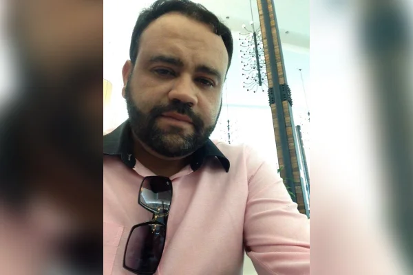 foto de homem com barba vestindo camiseta rosa