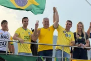 Flávio Bolsonaro e Renato Araújo em Angra dos Reis (RJ)