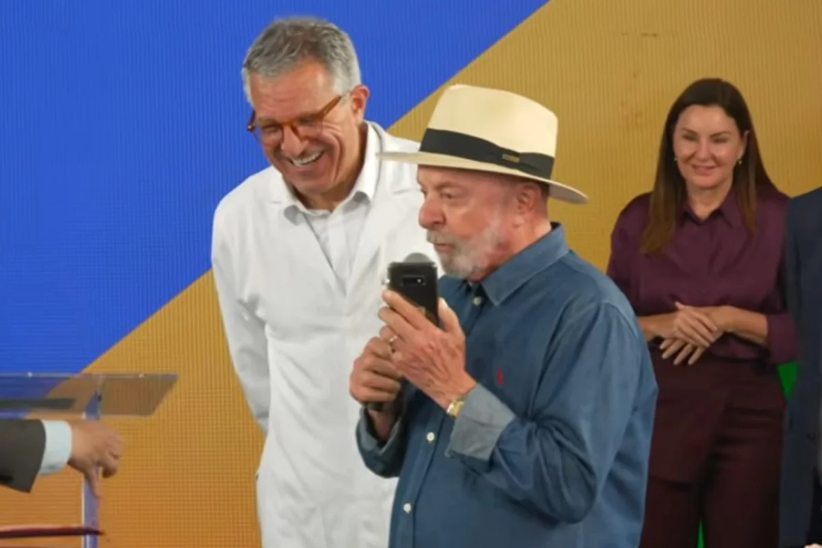 No Pará, Lula liga ao vivo para Dino e Flávio Bolsonaro ataca gesto