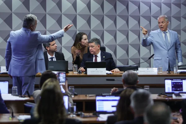 Imagem colorida mostra o ex-presidente do INSS Alessando Alessandro Stefanutto, e o relator da CPMI do INSS discutem - Metrópoles