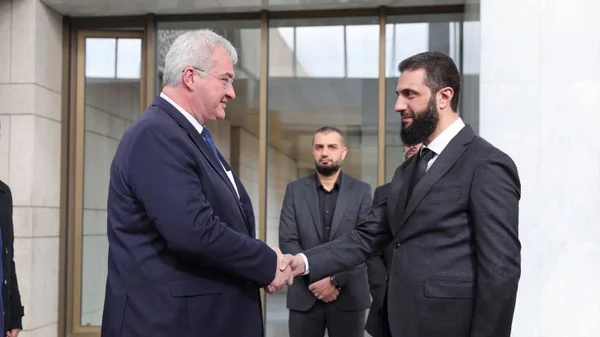 Imagem colorida mostra líder da Síria e chanceler da Ucrânia - Metrópoles