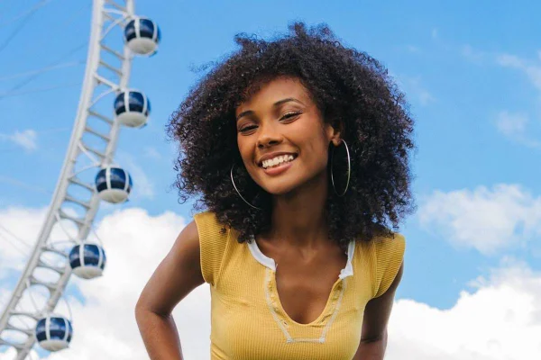 Desirée, nova brasileira do Now United, reforça presença negra no pop