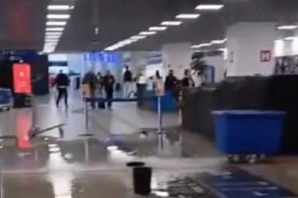 Forro de teto do Aeroporto Salgado Filho desaba em Porto Alegre
