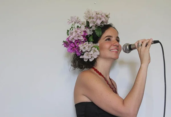 Brasiliense Thaís Siqueira lança “Ardências”, seu primeiro álbum
