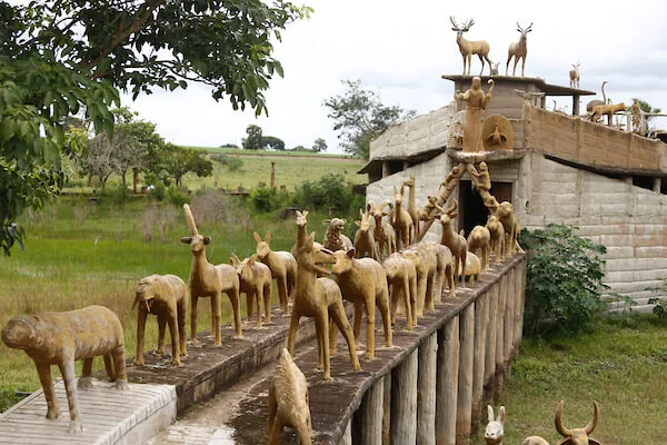 Parque de esculturas esquecido em Goiás tem arca de noé e castelos