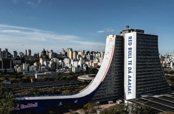 Skatista Mineirinho desce rampa de 70 metros e bate recorde mundial