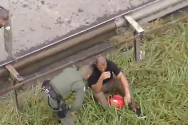 Helicóptero caiu na noite de quinta-feira (16/1). O piloto e a filha do casal foram resgatados com vida na manhã desta sexta-feira (17/1) - Metrópoles