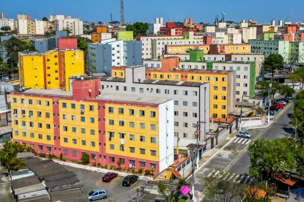 Imagem colorida de prédios