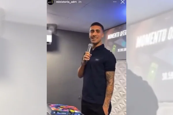 Zagueiro do Botafogo polemiza em palestra: “Mais cheio que o estádio”