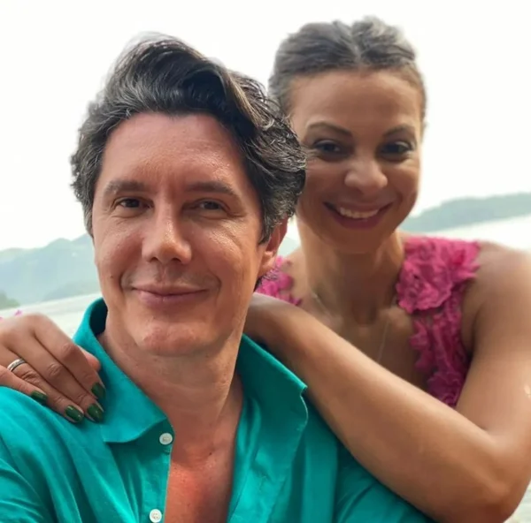 na foto colorida, a ex-jogadora de vôlei Walewska com o marido, Ricardo Mendes - Metropoles
