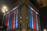 Fachada de prédio da prefeitura recebeu projeção de cores azul, branca e vermelha em homenagem ao Dia Nacional da França