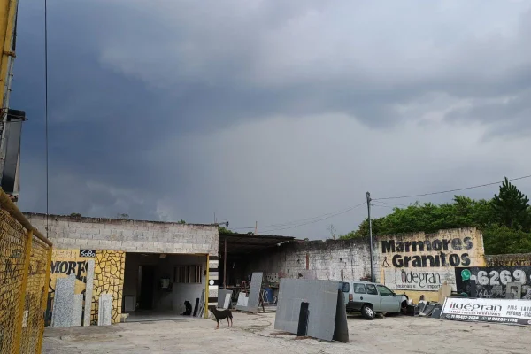 Imagem colorida de céu nublado e com tempestade se aproximando - Metrópoles