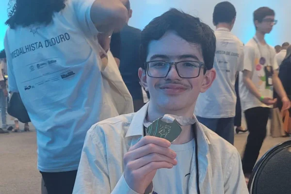 Fernando da Costa Santos, de Capão Bonito (SP), recebeu uma medalha de ouro na 19ª Olimpíada Brasileira de Matemática das Escolas Públicas - Metrópoles