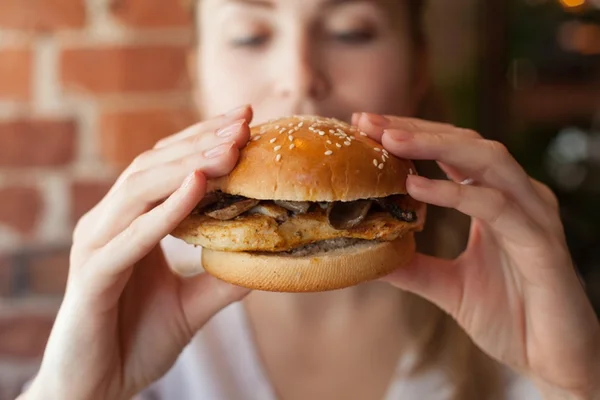 Fome emocional: entenda melhor o novo mal do século