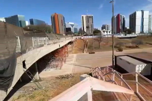 Imagem de viaduto na área central de brasília
