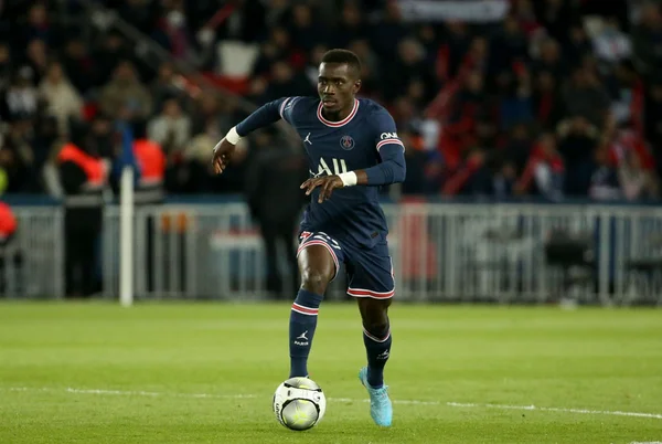 Jogador Gana Gueye em campo pelo PSG