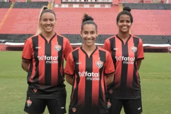 Imagem colorida de atletas do time feminino do Vitória- Metrópoles