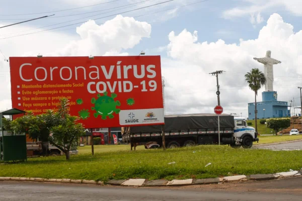 Placa sobre prevenção ao coronavírus em Morrinhos (GO)