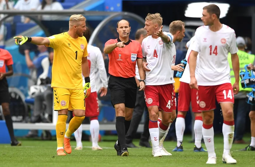 Árbitro espanhol Antonio Mateu Lahoz assinala pênalti a favor da Austrália e ouve reclamações dos europeus Árbitro espanhol Antonio Mateu Lahoz assinala pênalti a favor da Austrália e ouve reclamações dos europeus