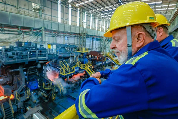 Foto colorida do presidente da República, Luiz Inácio Lula da Silva, durante visita ao Galpão de Laminação da Usina Gerdau, Ouro Branco (MG) - Metrópoles