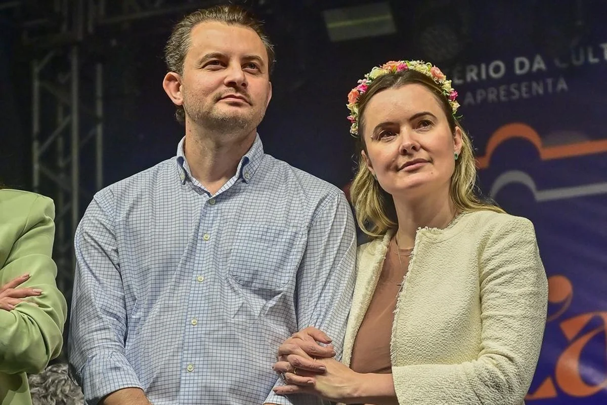 TRE libera slogan "Meu voto é casado" para Zanatta e marido em SC
