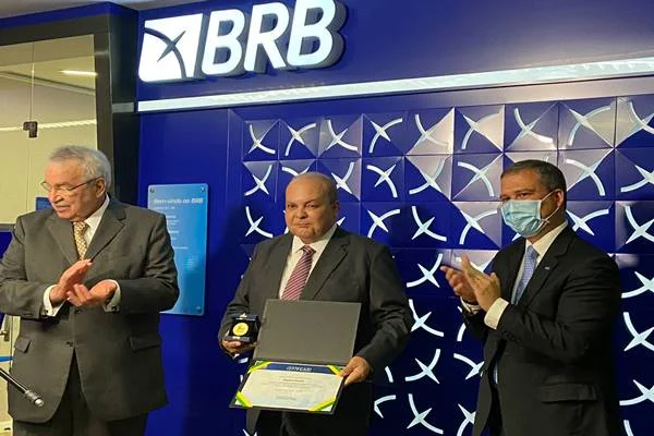 Ibaneis participa de inauguração de agência do BRB instalada no TST