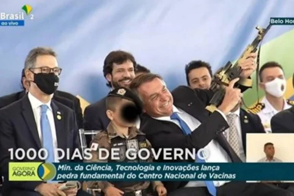 Jair Bolsonaro e menino