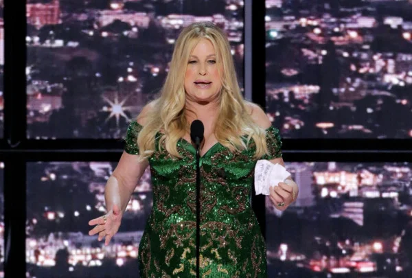 Jennifer Coolidge - bronze - alergia