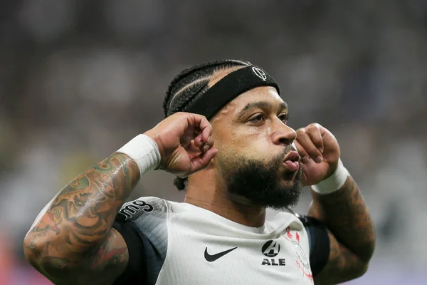 Imagem colorida de Memphis Depay comemorando - Metrópoles
