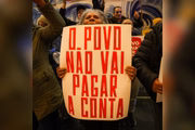 Manifestantes que invadiram sede do Itaú, na Faria Lima