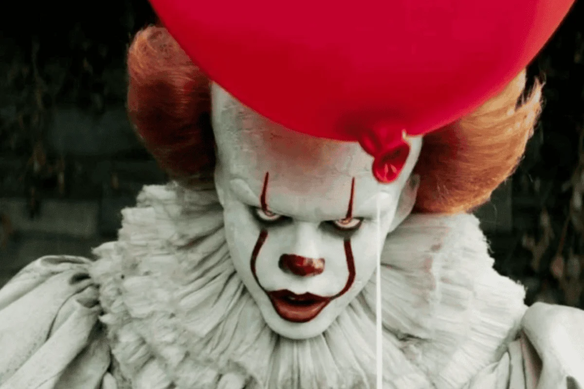 A criatura "Pennywise" é um palhaço que aparece no filme de terror It: A Coisa. A criatura "Pennywise" é um palhaço que aparece no filme de terror It: A Coisa.